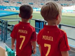 Filhos de Morata no estádio em Sevilha, em foto postada pela esposa do jogador