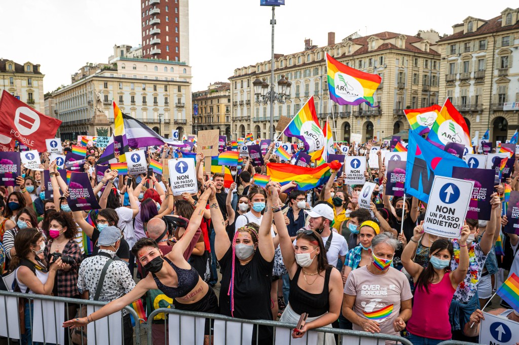Manifestantes em Turim seguram cartazes e bandeiras de arco-íris durante uma manifestação LGBT pela aprovação da lei Zan, contra a homofobia. A nova proposta de lei do parlamentar Alessandro Zan visa a mais proteção para gays, lésbicas, trans e bissexuais. 05/06/2021