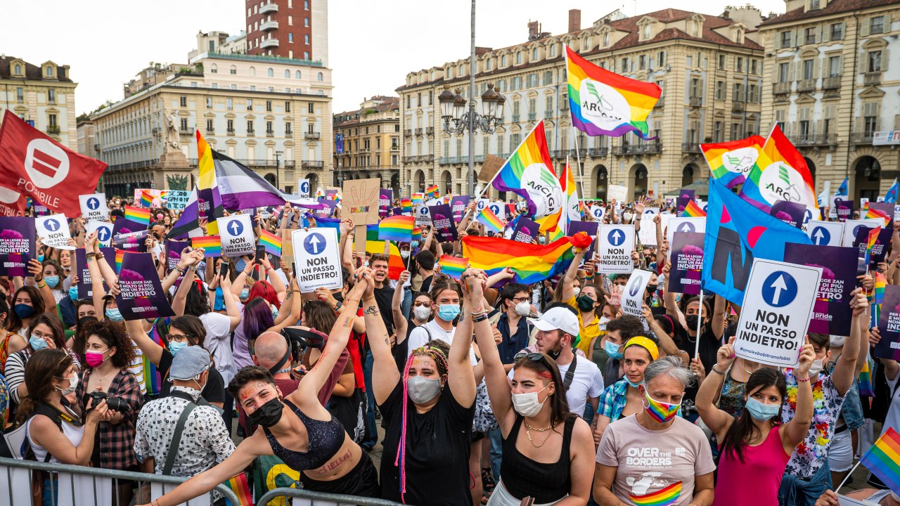 Manifestantes em Turim seguram cartazes e bandeiras de arco-íris durante uma manifestação LGBT pela aprovação da lei Zan, contra a homofobia. A nova proposta de lei do parlamentar Alessandro Zan visa a mais proteção para gays, lésbicas, trans e bissexuais. 05/06/2021