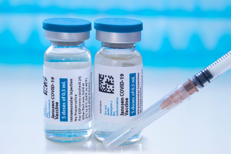 Brasil recebe primeiro lote com 1,5 milhão de doses da vacina da Janssen |  VEJA