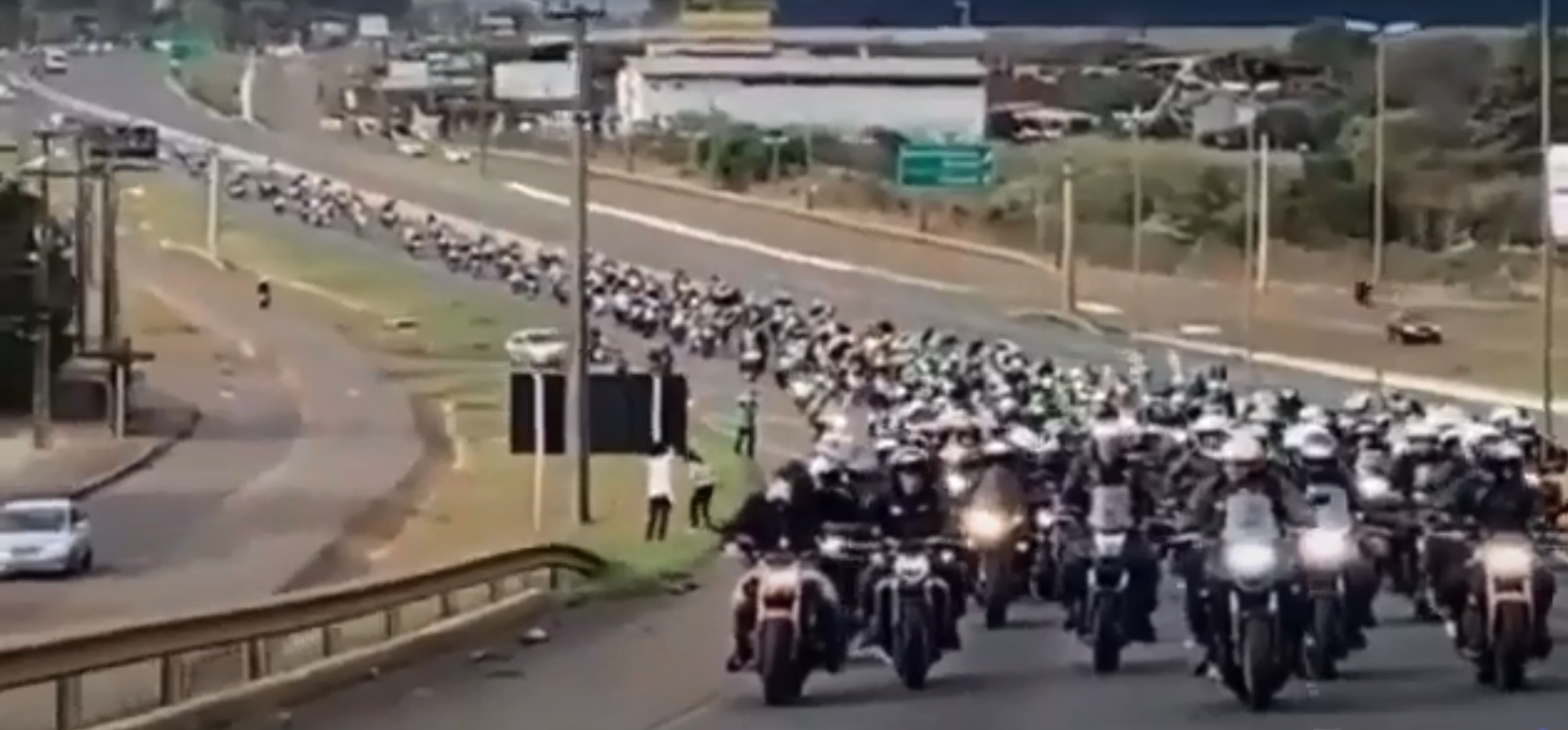 Sem máscara, Bolsonaro participa de “motosseata” em Chapecó | VEJA