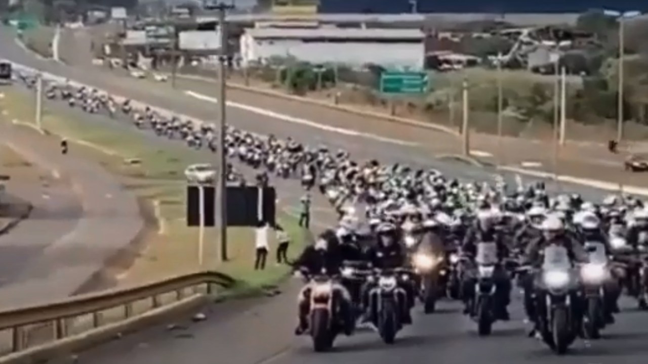Presidente Jair Bolsonaro participa de "motosseata" em Chapecó - SC