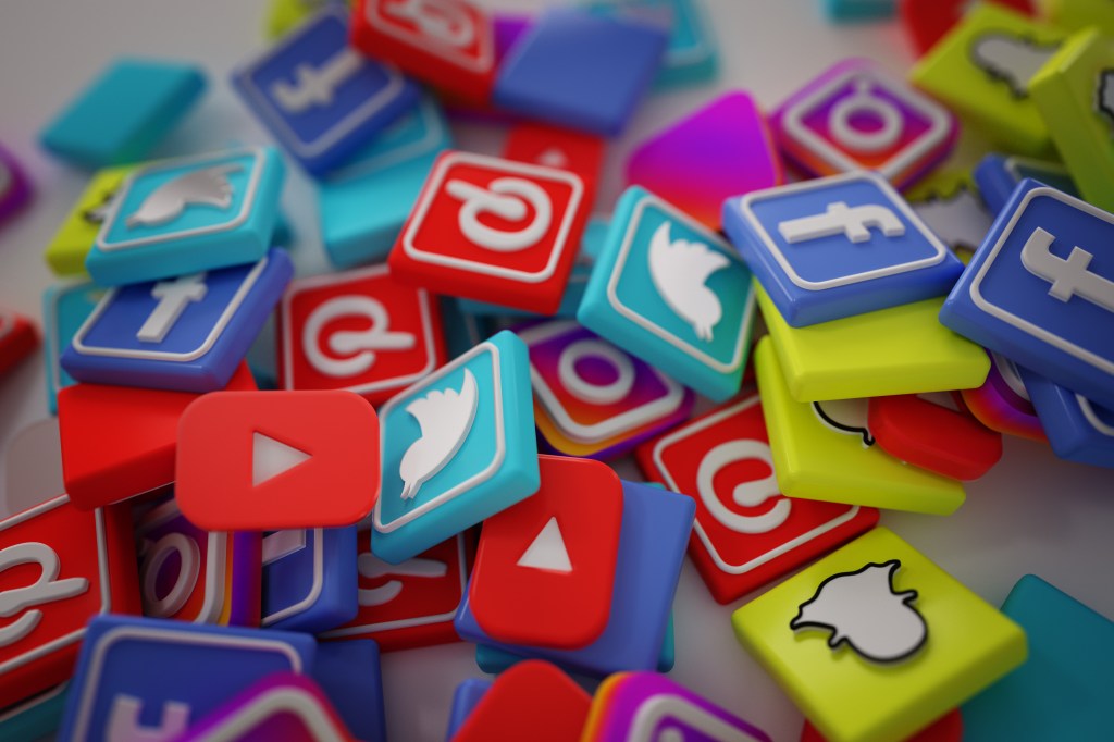 Pilha de logos de redes sociais em 3D