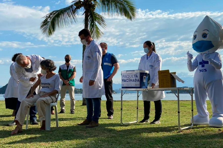Ministro Marcelo Queiroga participa de vacinação em massa na Ilha de Paquetá (RJ) //