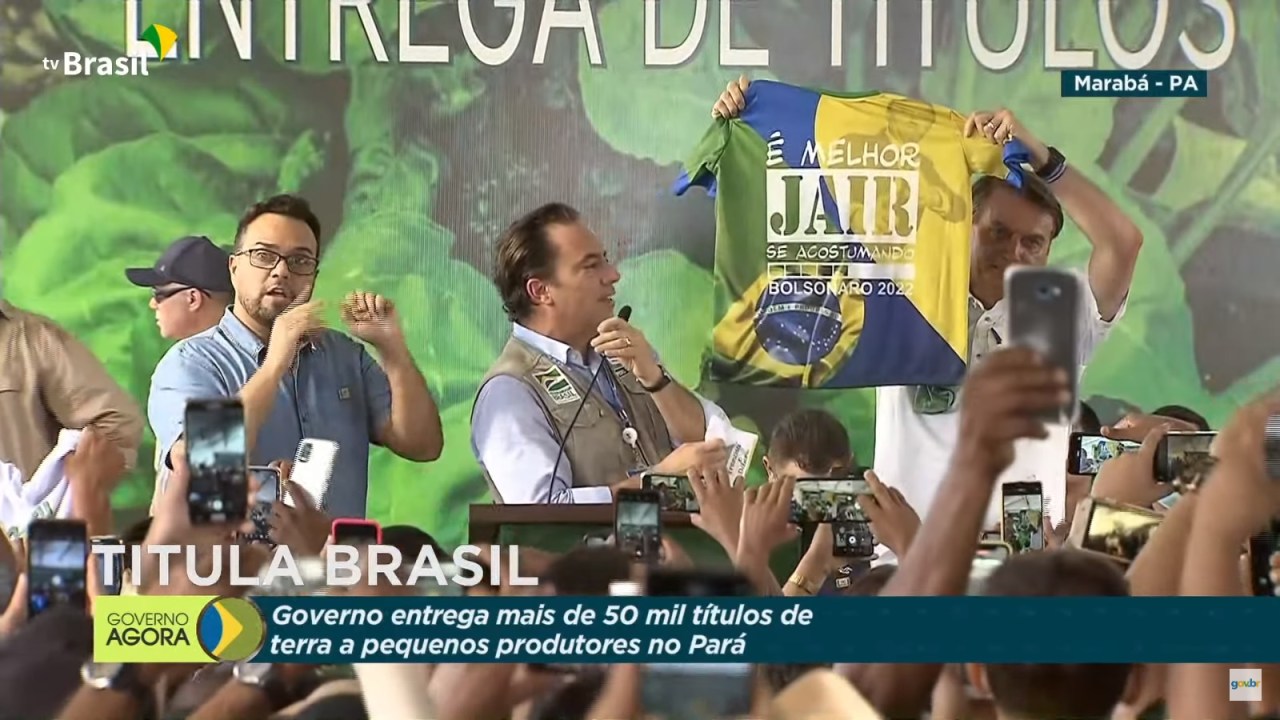 O presidente Jair Bolsonaro exibe camisa com "Bolsonaro 2022" durante evento oficial, transmitido ao vivo pela TV Brasil