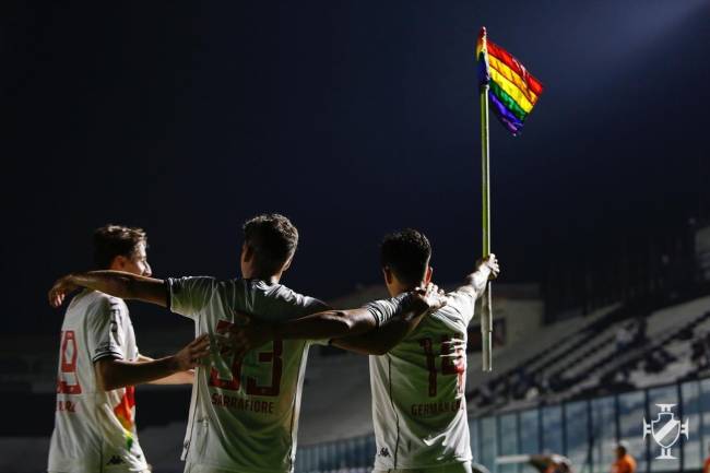 Cano, do Vasco, ergue a bandeira com arco-íris em São Januário