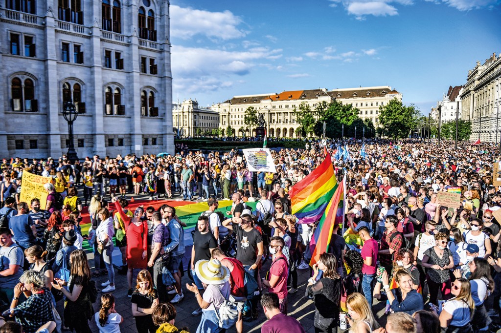 REAÇÃO - Budapeste: manifestação de protesto na véspera da votação da lei -