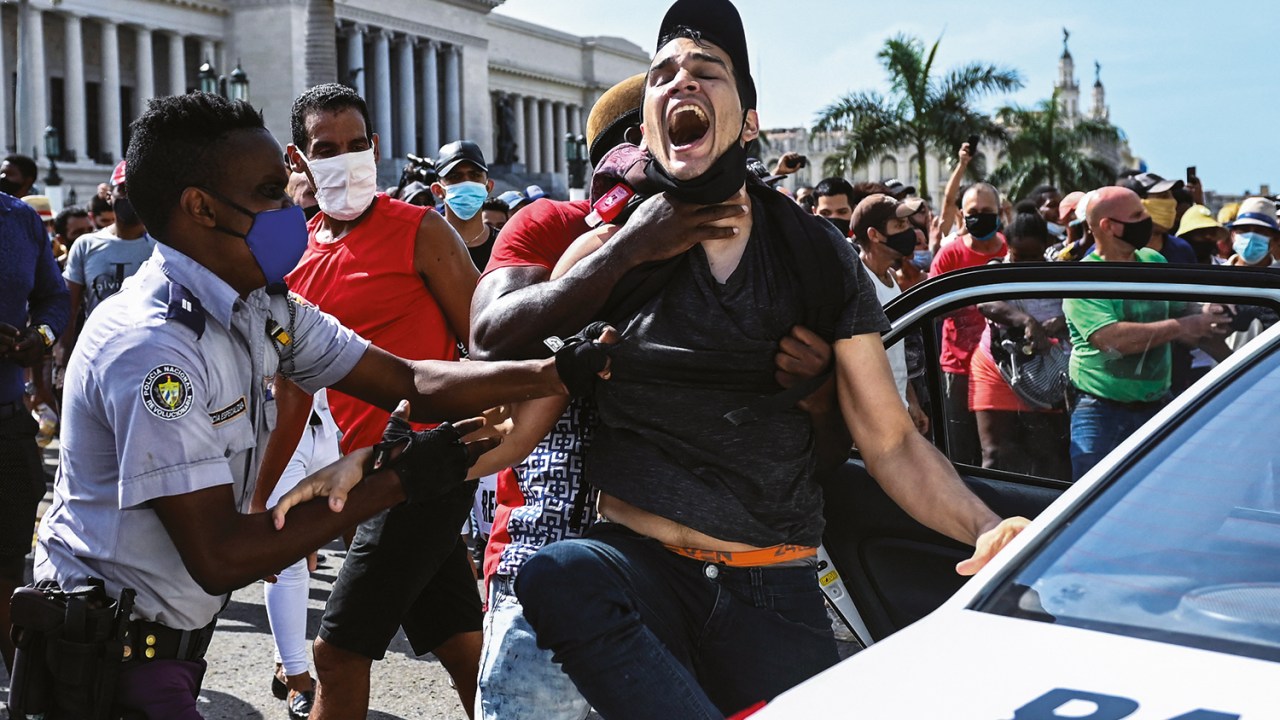 DESAFIO - Polícia prende cidadão: insatisfação nas ruas -