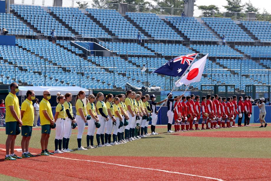 Jogadoras de Austrália e Japão perfiladas antes do início da partida, em Fukushima -