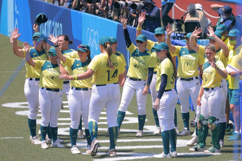 Jogadoras da Austrália acenam para o público após terminar a rodada de abertura dos Jogos Olímpicos de Tóquio contra o Japão -