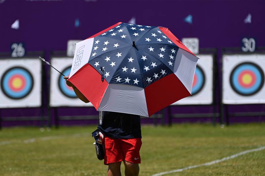 Membro da equipe americana de tiro com arco em treino no Yumenoshima Park Archery Field -