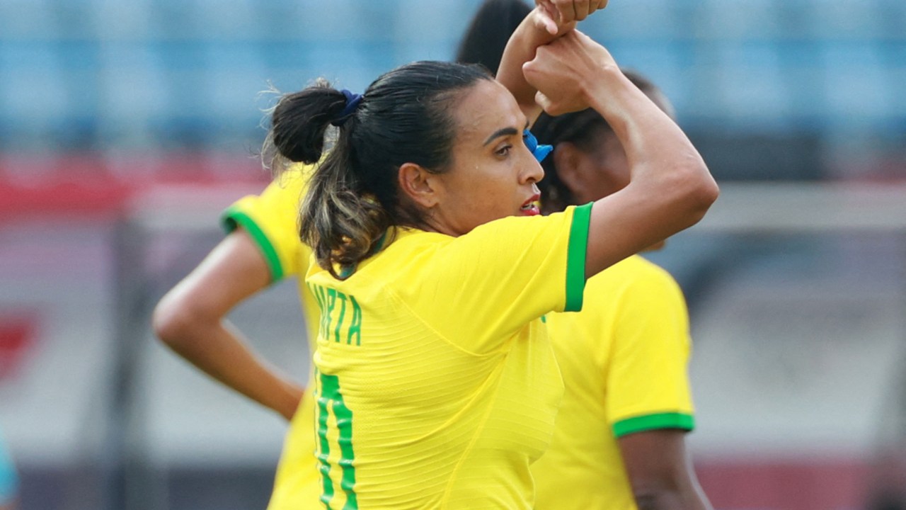 Marta comemora o gol de abertura de placar contra a China -