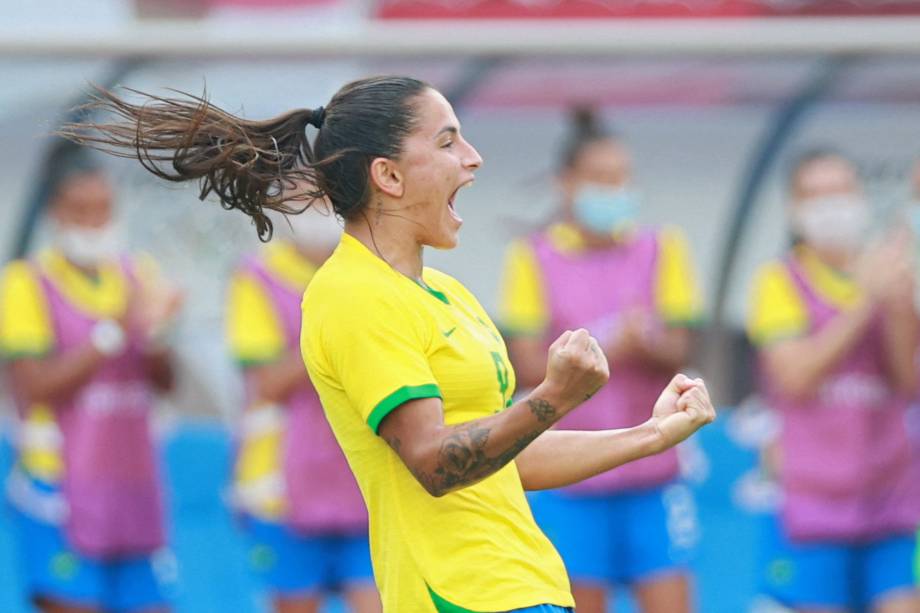 Debinha vibra ao comemorar o segundo brasileiro na partida contra a China -