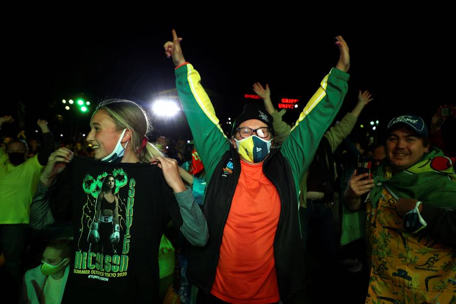 Espectadores comemoram depois que Brisbane foi nomeada anfitriã dos Jogos Olímpicos de 2032 -