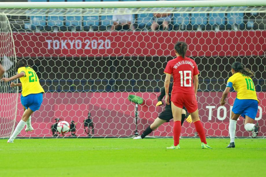 Andressa Alves marca de pênalti o quarto gol brasileiro no jogo -