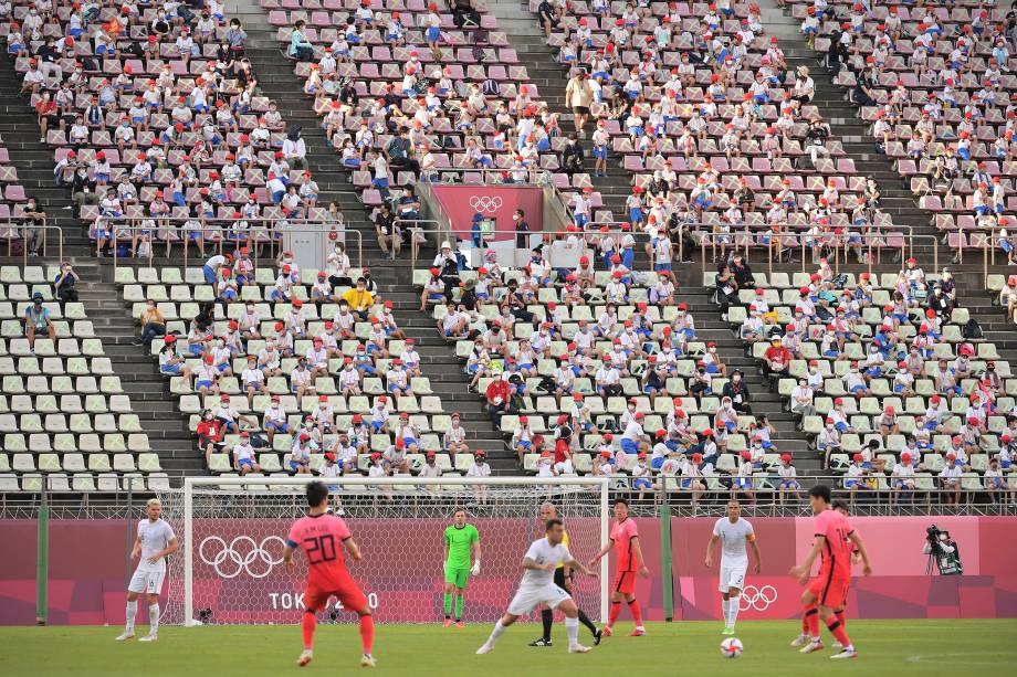 Estudantes assistem a partida de futebol entre Nova Zelândia e Coréia do Sul -