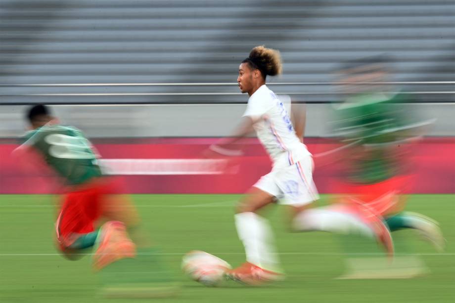 Alexis Beka Beka, da França, em partida contra o México no Tokyo Stadium -