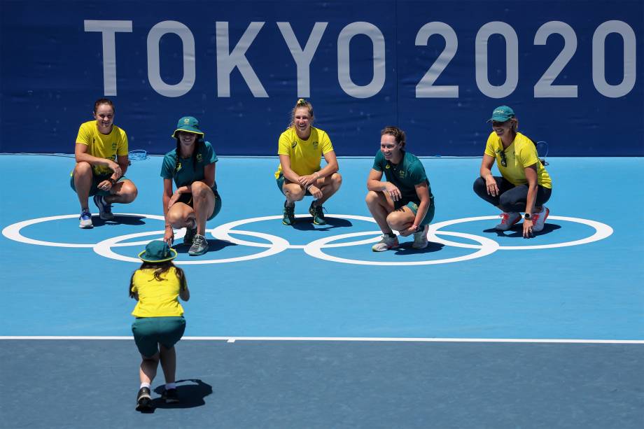 Ashleigh Barty (topo-e) e a equipe australiana posam para foto no Ariake Tennis Park durante as Olimpíadas de Tóquio -