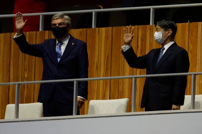 O imperador japonês Naruhito e o presidente do COI Thomas Bach entraram no estádio. Os dois vão fazer discursos para a a abertura dos Jogos. Estão entrando as bandeiras do Japão e Olímpica para serem hasteadas.