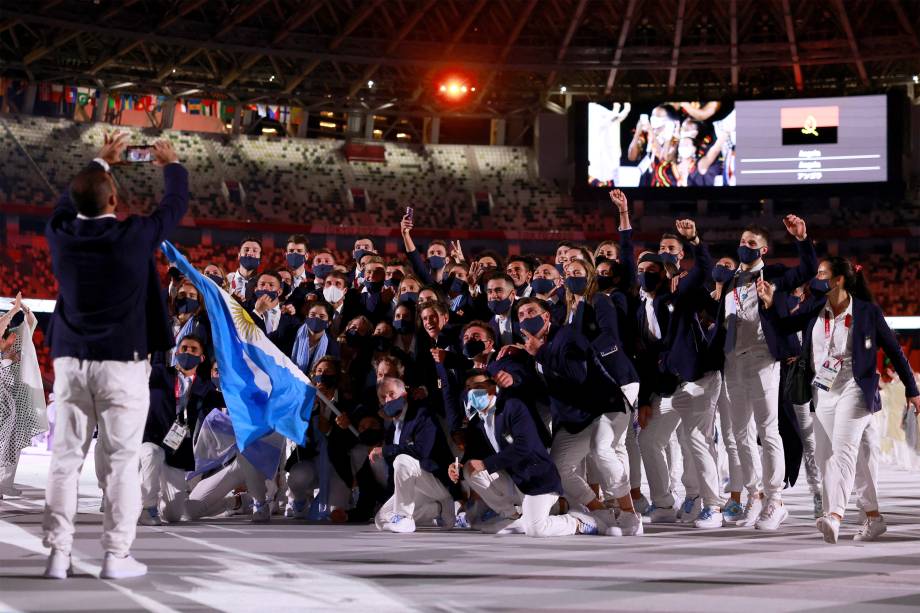 Delegação da Argentina posa para foto durante a cerimônia de abertura dos Jogos Olímpicos de Tóquio 2020 -