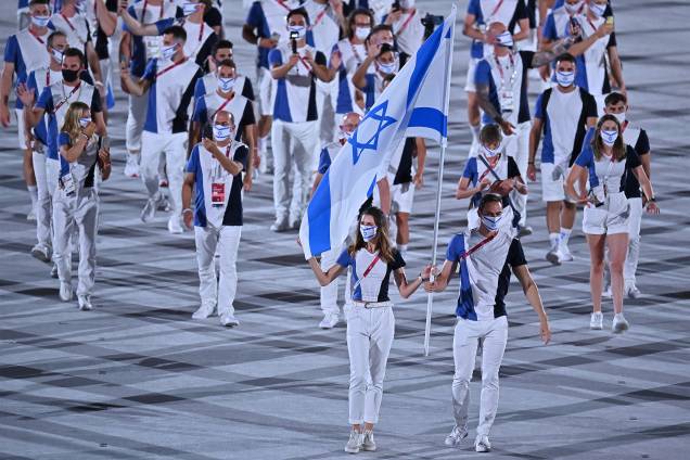 Hanna Minenko e Yakov Toumarkin carregam a bandeira de Israel e lideram a delegação na cerimônia de abertura dos Jogos Olímpicos de Tóquio, no Estádio Olímpico - Hanna Minenko e Yakov Toumarkin carregam a bandeira de Israel e lideram a delegação na cerimônia de abertura dos Jogos Olímpicos de Tóquio, no Estádio Olímpico -