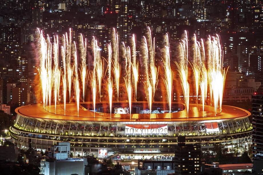 Fogos de artifício iluminam o céu sobre o Estádio Olímpico durante a cerimônia de abertura -