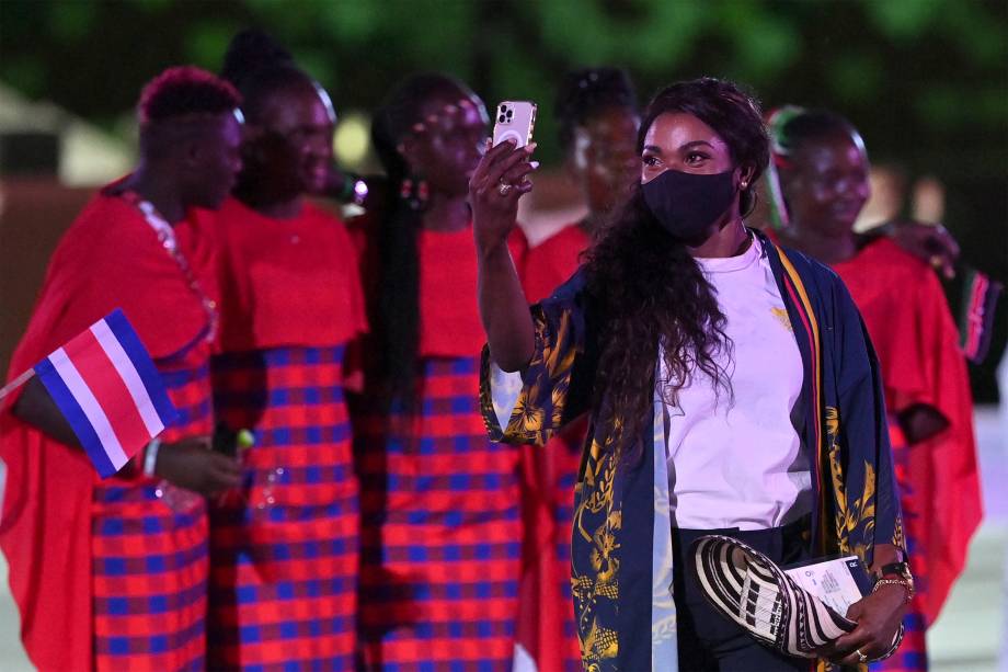 Catarine Ibarguen, porta-bandeira colombiana, durante a cerimônia de abertura dos Jogos Olímpicos de Tóquio 2020 -