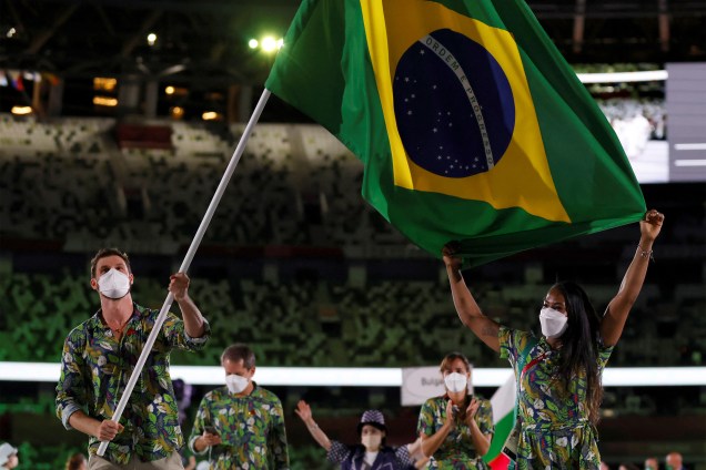 Bruno Mossa Rezende (e) e Ketleyn Quadros lideram a delegação brasileira durante a cerimônia de abertura dos Jogos Olímpicos 2020, no Estádio Olímpico, Tóquio -