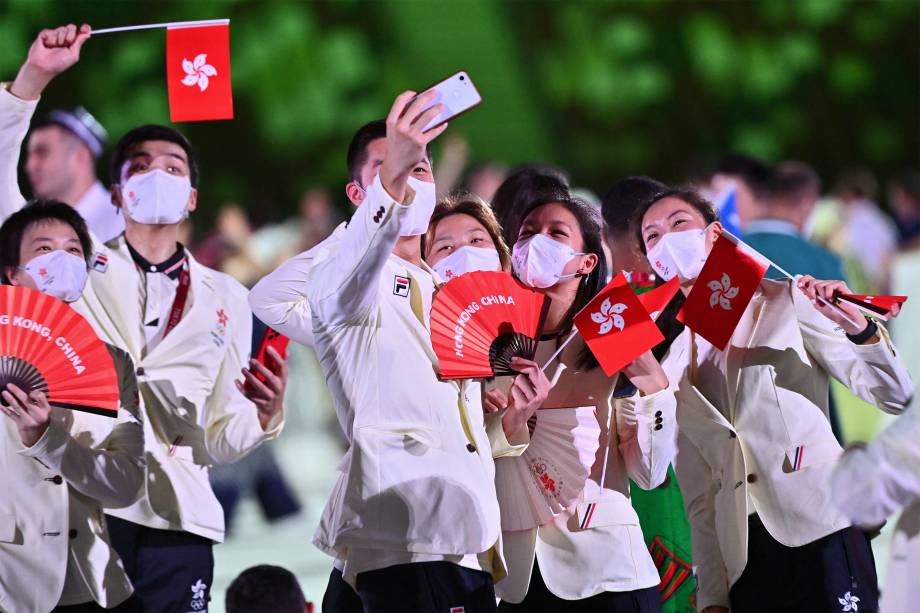 Delegação de Hong Kong posa para selfie durante a cerimônia de abertura dos Jogos Olímpicos de Tóquio 2020 -