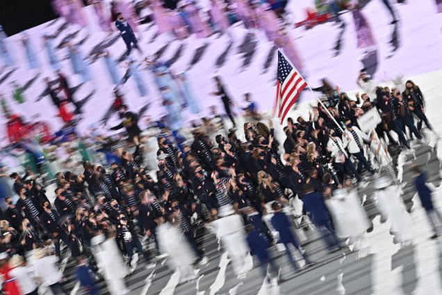 Sue Bird (2ª d) e Eddy Alvares (d) carregam a bandeira dos EUA na cerimônia de abertura das Olimpíadas 2020, no Estádio Olímpico de Tóquio