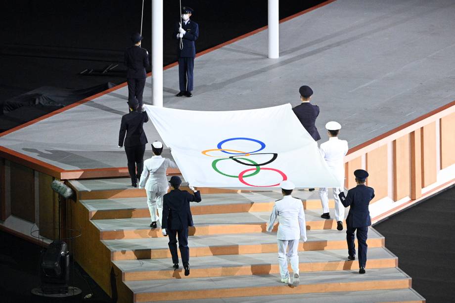 A bandeira olímpica é hasteada durante a cerimônia de abertura dos Jogos Olímpicos -