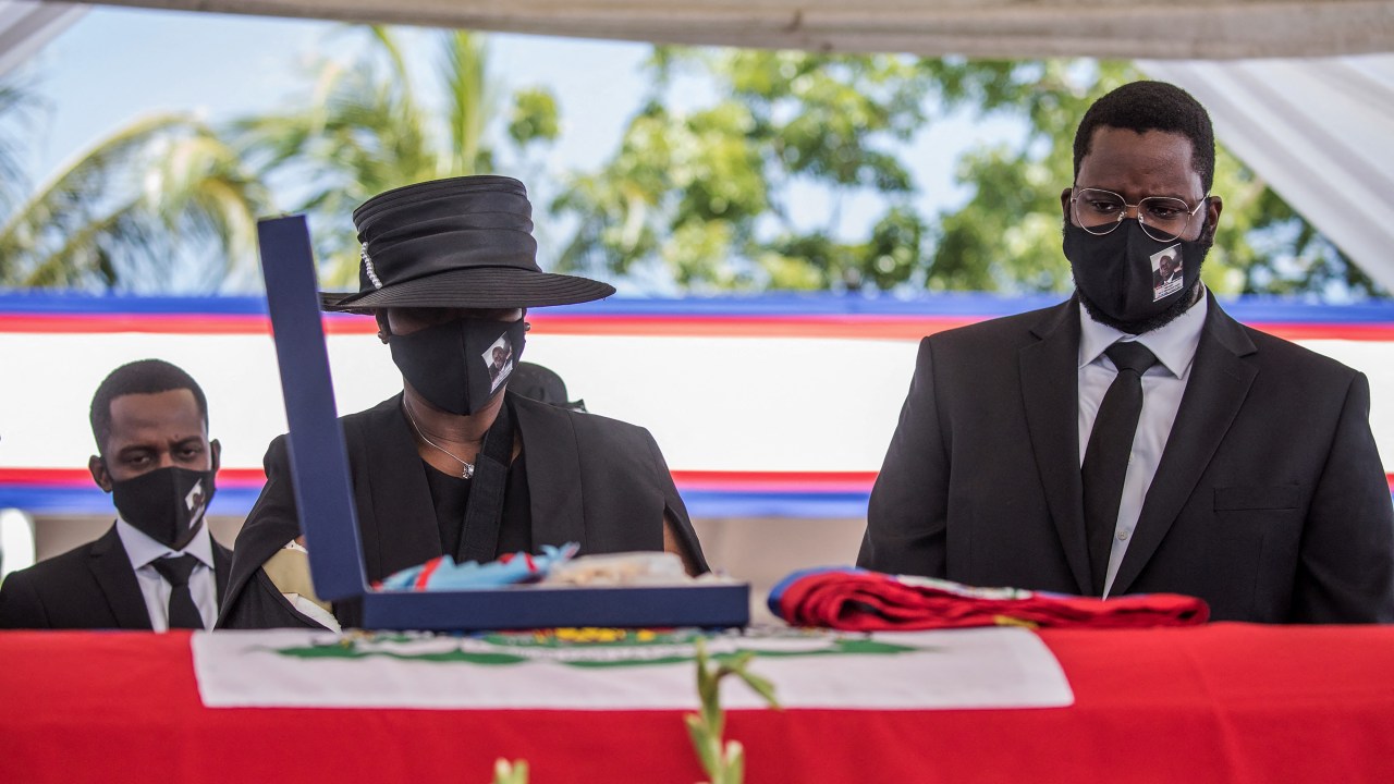 Martine Moïse é vista junto ao caixão do presidente haitiano Jovenel Moïse, em Cap-Haitien. 23/07/2021