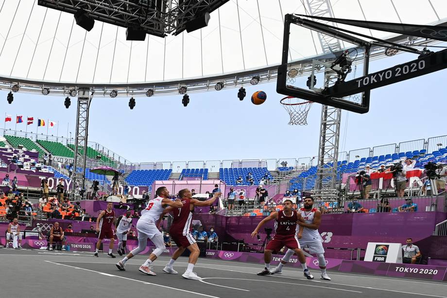 Jogadores de Polônia e Letônia durante disputa pelo basquete 3x3 -