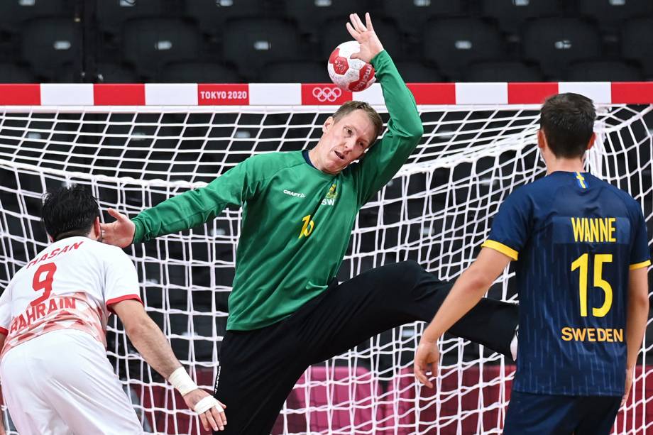 O goleiro sueco Mikael Aggefors tenta impedir um chute durante a partida de handebol o Bahrein -