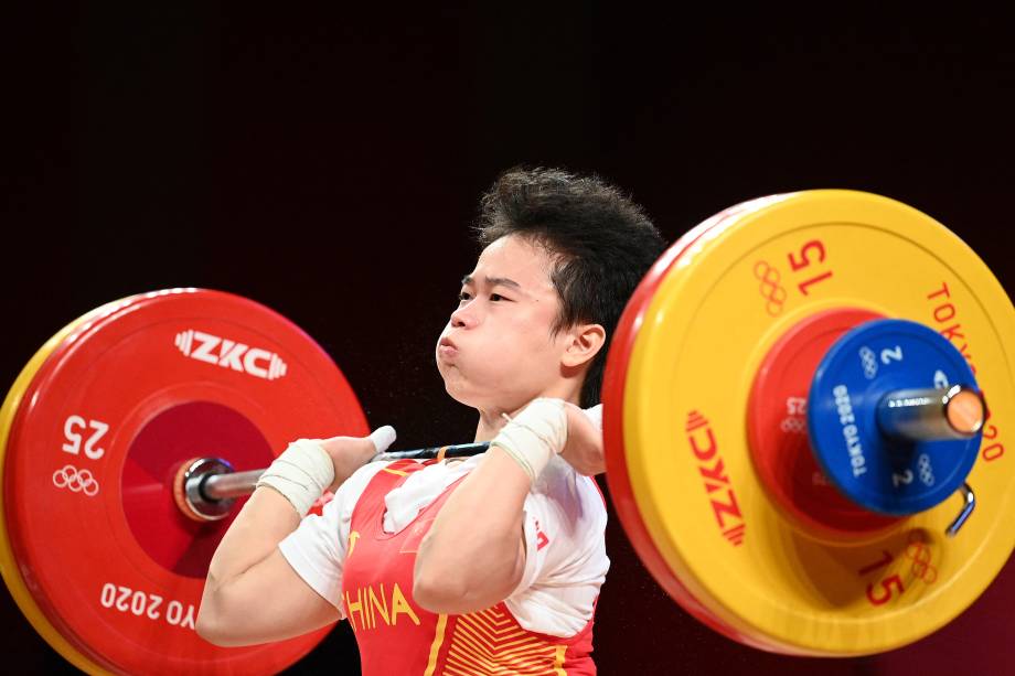 Hou Zhihui, da China, durante a competição de levantamento de peso feminino até 49kg -