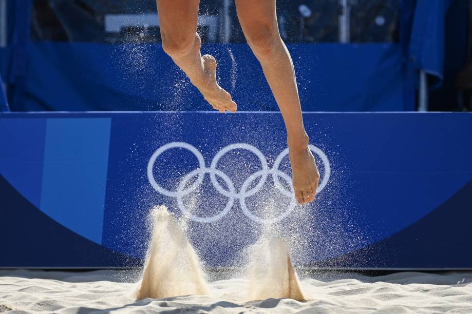 Laura Ludwig, da Alemanha, durante salto no vôlei de praia em partida contra dupla da Suiça -
