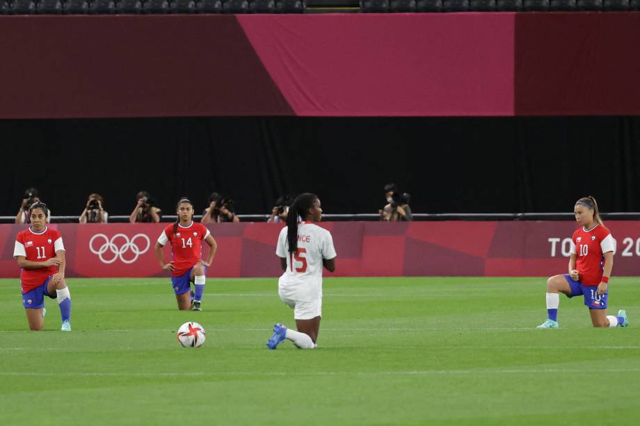 Jogadoras se ajoelham antes do início da partida entre Chile e Canadá -