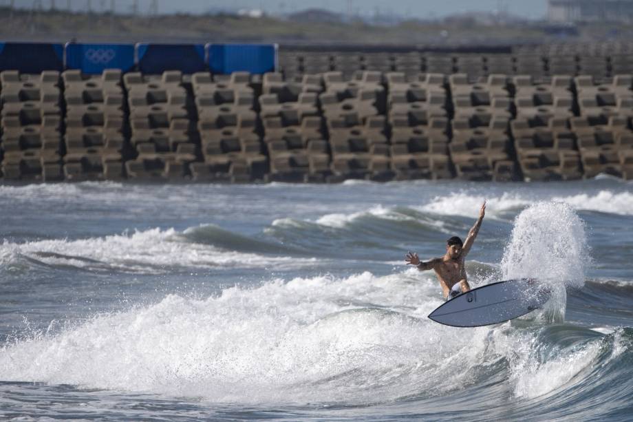 O brasileiro Gabriel Medina pega uma onda durante um treino, em Tsurigasaki Surfing Beach -