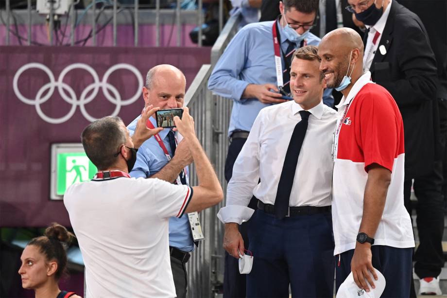 O presidente francês Emmanuel Macron posa para foto com Karin Souchu, técnico da equipe de basquete feminino após partida entre França e EUA válida pelas Olimpíadas de Tóquio, no Aomi Urban Sports Park -