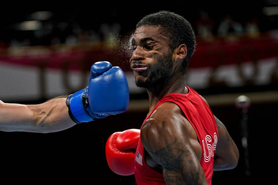 Delante Johnson leva um soco do argentino Brian Agustin Arregui durante luta de boxe -