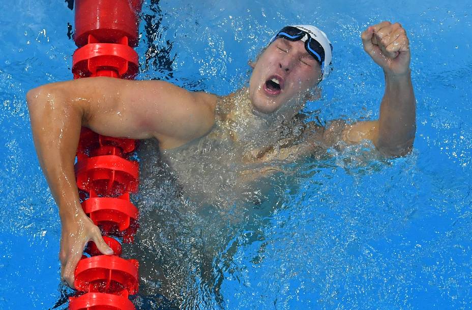 Chase Kalisz, dos Estados Unidos, comemorando após vencer a final da prova de natação individual medley de 400m -