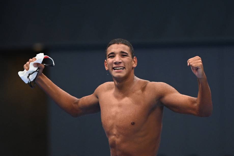 Ahmed Hafnaoui, da Tunísia, comemora após vencer a final da prova de 400m livre, aos 18 anos de idade -