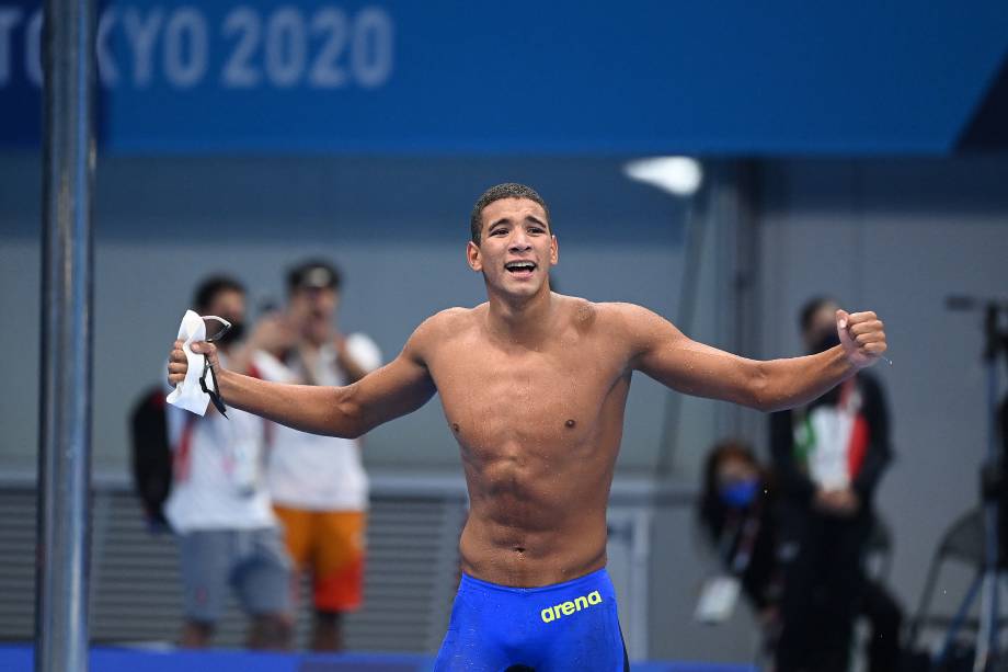 Ahmed Hafnaoui, da Tunísia, comemora após vencer a final da prova de 400m livre -