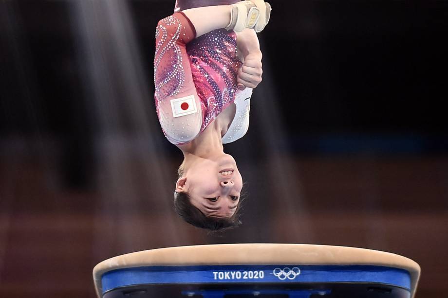 A japonesa Yuna Hiraiwa durante salto, no Centro de Ginástica Ariake -