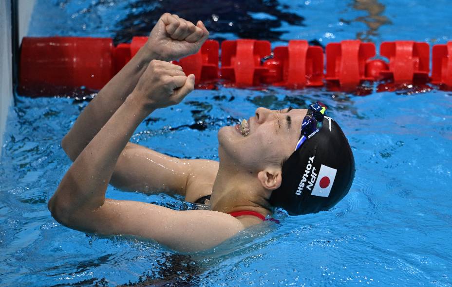 A japonesa Yui Ohashi comemora após vencer a final da prova medley individual de 400m -