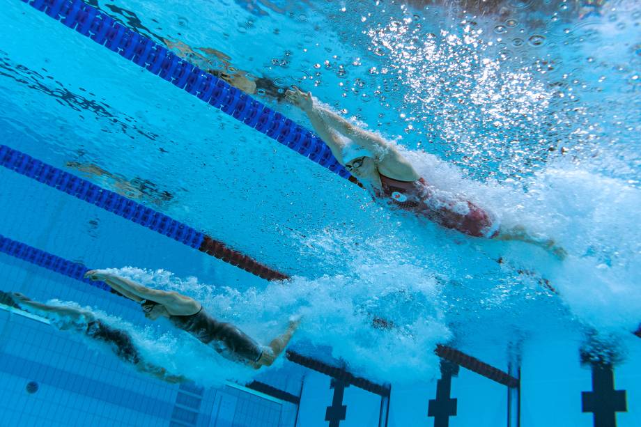 Uma visão subaquática mostra as competidoras durante a semifinal da prova de 100m borboleta feminino -