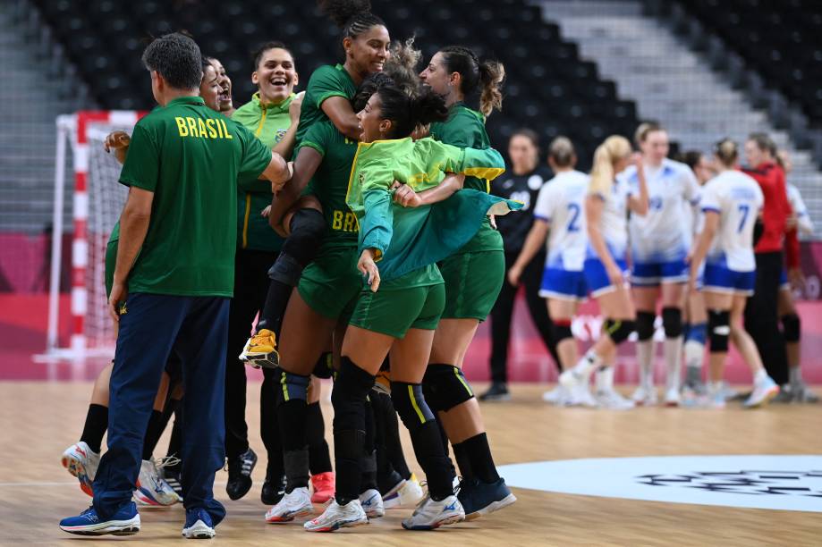 Jogadoras do Brasil comemoram empate contra a Rússia pelo placar de 24 a 24 no handebol -