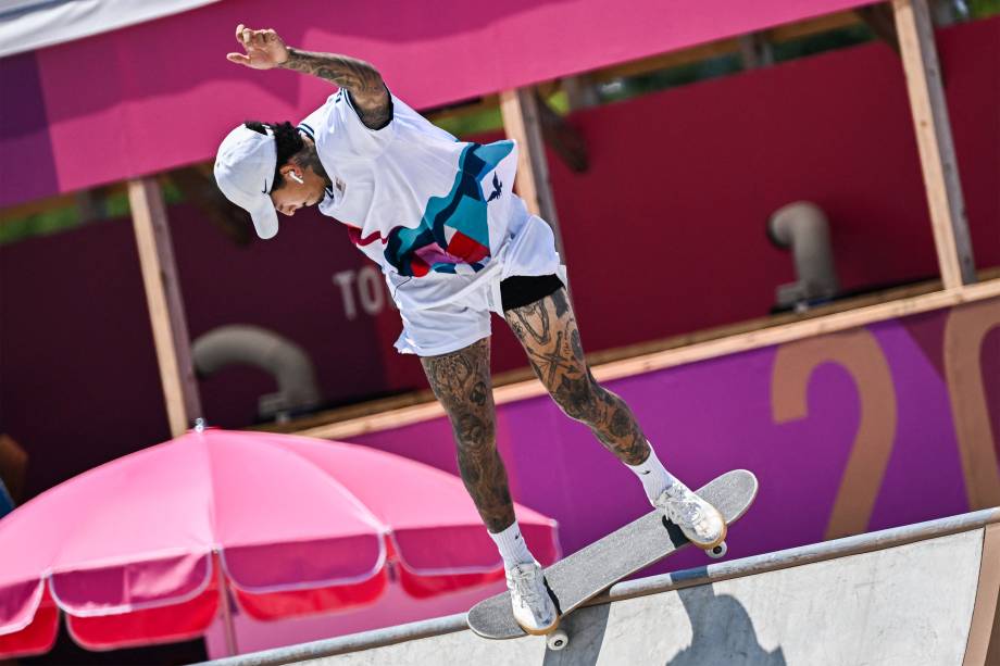 Nyjah Huston, dos Estados Unidos, na final de street no Ariake Sports Park Skateboarding -