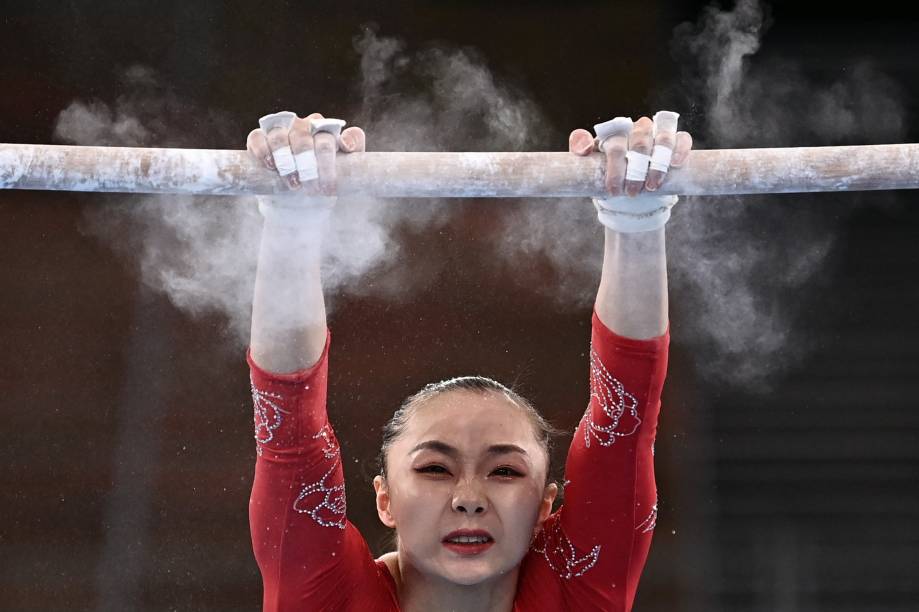 A ginasta Xijing Tang, da China, competindo no evento de barras, no Centro de Ginástica Ariake -