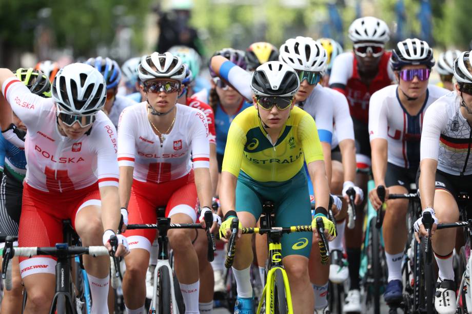 Pelotão de frente durante prova de ciclismo feminino -